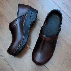 Sanita professional leather clog 37 NARROW